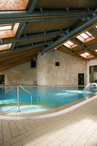 哈普萨卢弗拉马雷海水浴场Spa酒店的大楼内一个蓝色的大型游泳池