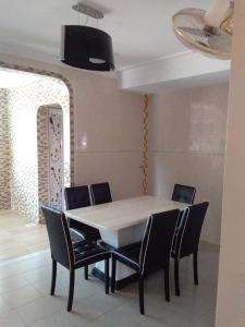 万挠NICE HOME VILLA, Bandar Country Homes, Rawang的一间带桌椅的用餐室