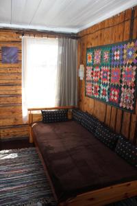 Lauku māja Latgalē - ''Siguldas''的窗户客房内的一张床位