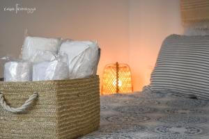 帕拉代西翁Casa terrazzo的床上一篮毛巾
