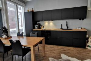 劳马Luxury apartment In the middle Of old Rauma的一间带木桌的厨房和一间餐厅