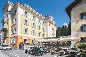 锡尔斯玛丽亚雪绒花瑞士品质酒店的停在大楼前的一群自行车