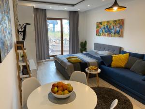 科帕奥尼克Milmari Resort - Apartman L43的客厅配有蓝色的沙发和桌子