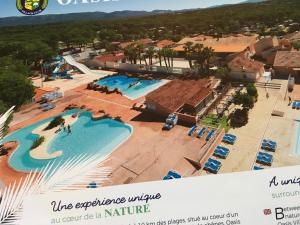 阿尔让河畔皮热Oasis village的享有度假村游泳池的顶部景致