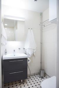 纳坦利阿曼蒂斯酒店的白色的浴室设有水槽和镜子