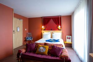 巴黎普赛MOB酒店客房内的一张或多张床位