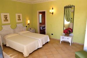 利卡斯戴勒iGV Club Vacanze Le Castella的一间卧室配有一张大床和镜子