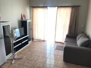 UrbanLife Keetmanshoop Accommodation的电视和/或娱乐中心