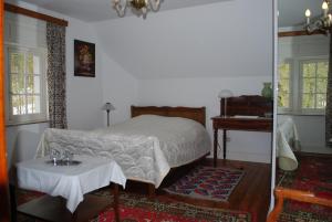 Hatrival莱斯吉奈住宿加早餐旅馆的一间卧室配有一张床和一张桌子