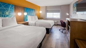 罗利克拉布特里套房旅馆的酒店客房配有两张床和一张书桌