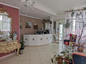 阿雷内拉桃金娘与玫瑰酒店的客厅配有吊灯和桌子