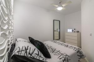 多列毛利诺斯Roca Chica A. Apartamento 211的一间卧室配有一张床和吊扇
