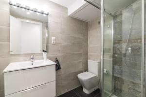 多列毛利诺斯Roca Chica A. Apartamento 211的浴室配有卫生间、盥洗盆和淋浴。