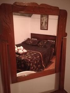 BenamaurelCueva El Murallon的一间带镜子内床的卧室