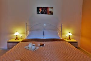 古维亚格奥维宜诺湾酒店的一张带一盘食物的床和两盏灯