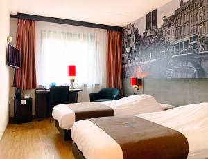 乌得勒支巴斯琛哥罗普酒店的酒店客房配有两张床和一张书桌