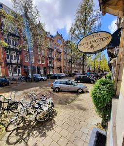 阿姆斯特丹华盛顿酒店的停在酒店外的自行车排