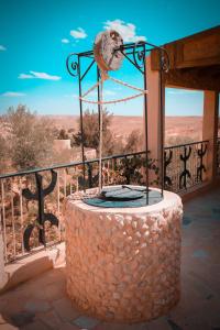 TāmazratDar Ayed Tamezret的从大楼的阳台上可欣赏到沙漠景色