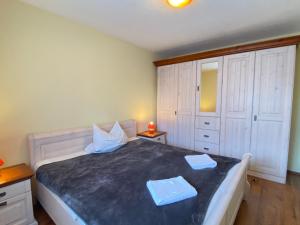 奥斯特巴德·哥伦维拉瑟费施公寓的一间卧室配有一张带白色橱柜的大床
