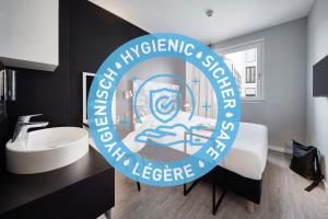 比勒费尔德LÉGÈRE EXPRESS Bielefeld的浴室带有读取肝池虎工程协会的标志