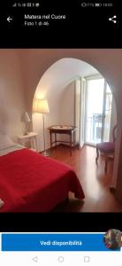 马泰拉心里马泰拉度假屋的酒店客房配有红色的床和带游泳池的桌子。