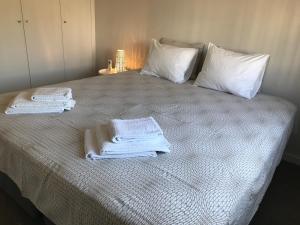 曼塔罗塔Casas da Praia的床上铺有白色毛巾的床