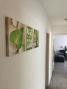 巴登-巴登Rivulet 2 bedroom Apartment的客厅墙上有两幅画