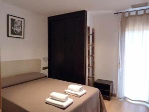拉斯普纳普埃尔塔奥德萨公寓式酒店的一间卧室配有带3条毛巾的床