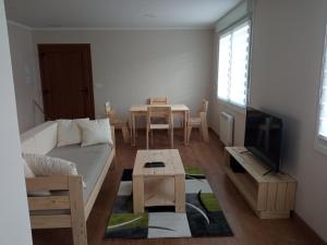 略迪奥Eguretxea的客厅配有沙发和桌子