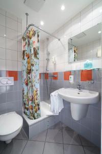 波恩Tante ALMA's Bonner Hotel的一间带水槽、淋浴和卫生间的浴室
