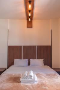 拉纳卡拉基斯庭院公寓的一间卧室配有一张床,上面有两条毛巾