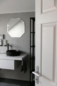 伊尔米茨KRACHER Ferienhaus No 2的一间带水槽和镜子的浴室