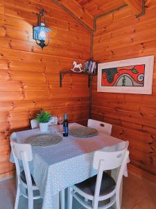 Neot GolanJulie's Cabins的木墙客房内的桌椅