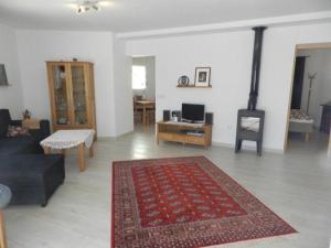 卡尔佩Casa-Zinat的带沙发和地毯的客厅