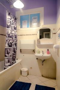 卢布林Centrum 51的浴室设有盥洗盆、卫生间和淋浴帘。