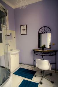 卢布林Centrum 51的一间带水槽、镜子和椅子的浴室