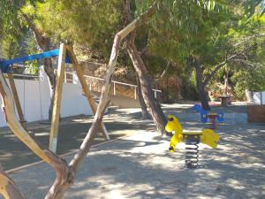 加利萨斯Anassa Cycladic Village的游乐场,秋千上放着黄色玩具