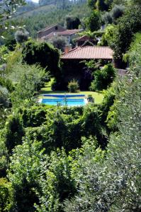 塞洛里库迪巴什图金塔达斯经济酒店的享有带2个游泳池的庭院的空中景致