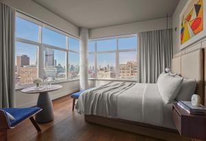 纽约ModernHaus SoHo的酒店客房带一张床、一张桌子和窗户