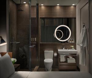 纽约ModernHaus SoHo的一间带卫生间、水槽和镜子的浴室