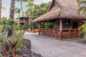 科纳温德姆科纳夏威夷度假酒店的一座带桌椅的度假村和一座建筑