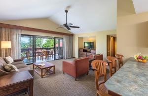 科纳温德姆科纳夏威夷度假酒店的客厅配有沙发和桌子