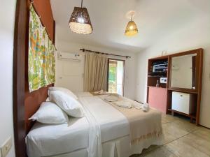 马拉戈日Pousada Barra Velha的一间卧室配有带白色床单和枕头的床。
