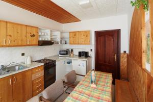 扬斯凯拉兹涅卡博托瓦布达山林小屋的一个带桌子和水槽的小厨房