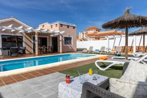 科斯塔德安提瓜Villa with private pool, near beach and golf Caleta de Fuste- Villa Charlotte的一座带游泳池和房子的别墅