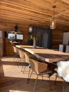 莱热Chalets Alaska的用餐室配有大型木桌和椅子