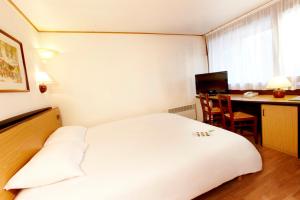 莫伯日钟楼毛贝奇酒店的一间酒店客房,配有一张白色的床和一张书桌