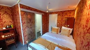 贝弗伦Bosdam Budget Rooms的一间卧室拥有橙色的墙壁,里面设有一张床