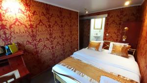 贝弗伦Bosdam Budget Rooms的一间卧室配有红色壁纸的床