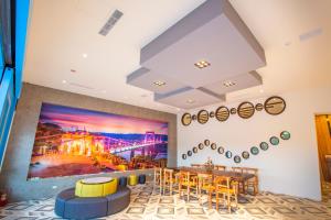 大溪桃园大溪三桥渡假旅店的墙上有大画的用餐室